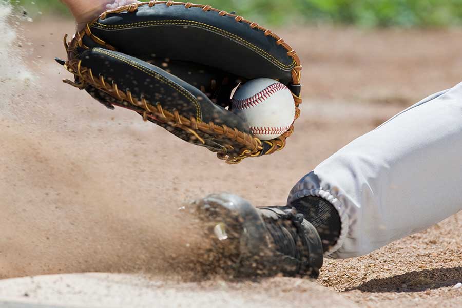 米大学野球で捕手が座ったまま強肩を披露【写真：Getty Images】