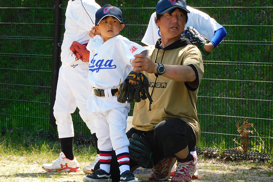 練習を行う多賀少年野球クラブ【写真：間淳】
