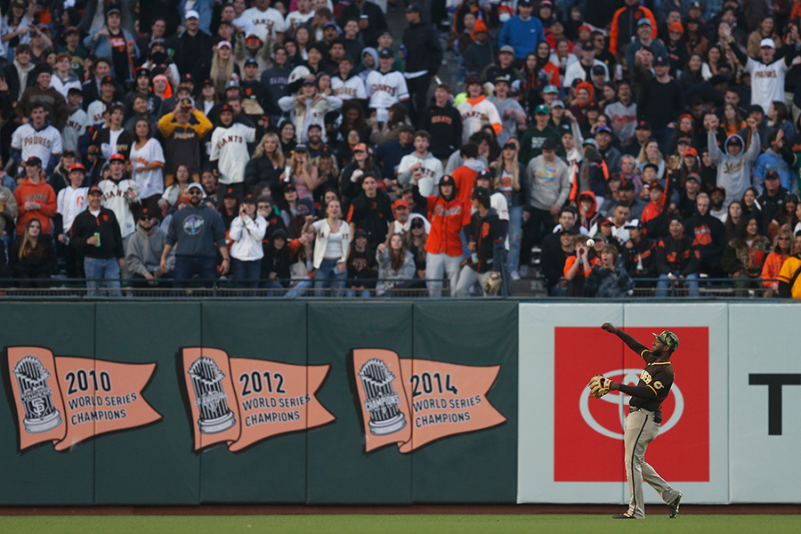 スタンドにボールを投げるパドレスのジュリクソン・プロファー【写真：Getty Images】