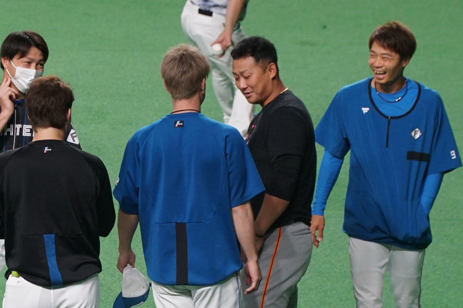 試合前に日本ハムの選手と談笑する巨人・中田翔（中央）【写真：町田利衣】