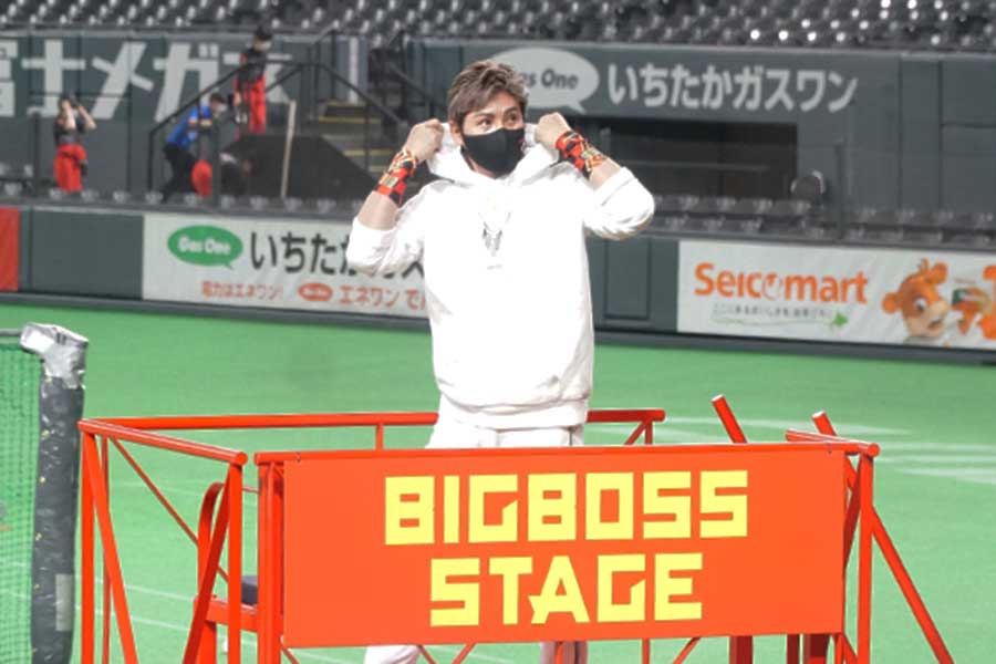 「BIGGBOSS STAGE」で練習を見守る日本ハム・新庄剛志監督【写真：町田利衣】