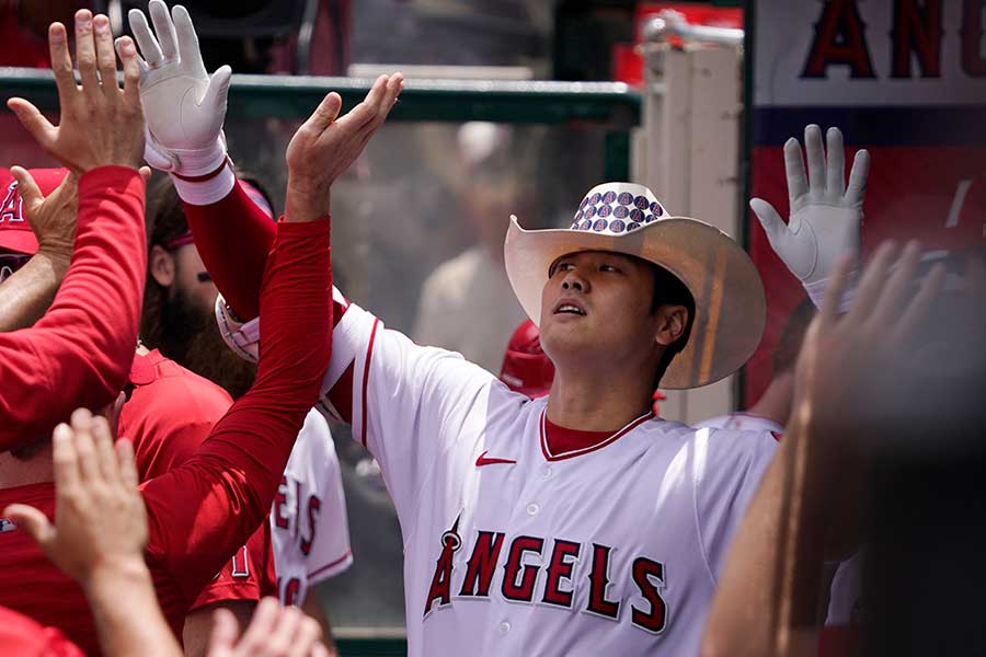 本塁打を放ちベンチで祝福されるエンゼルス・大谷翔平【写真：AP】