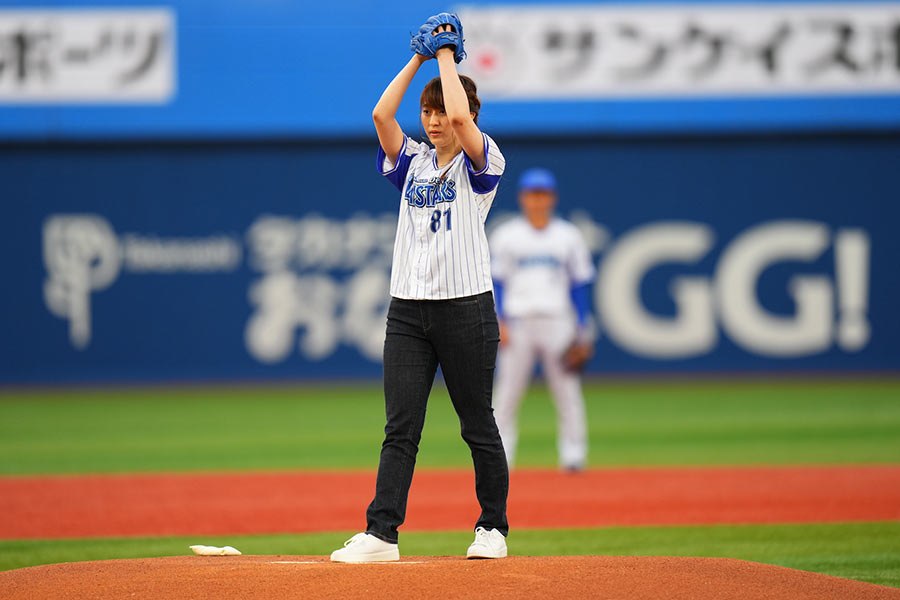 始球式に登場したDeNA三浦大輔監督の長女・凪沙さん【写真：球団提供】