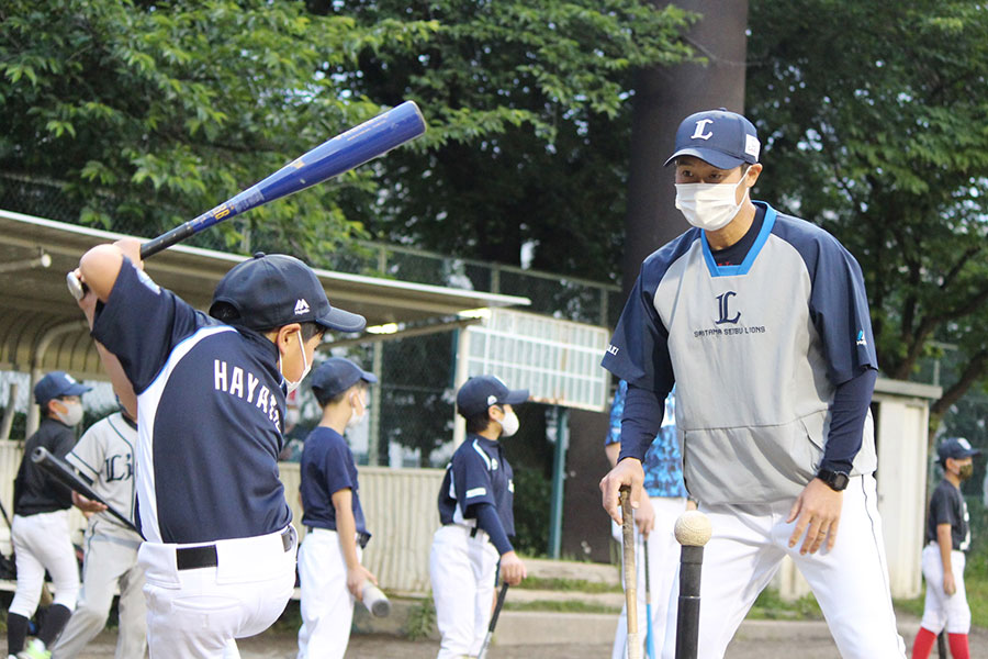 子どもたちに指導する西武アカデミーの鬼崎裕司コーチ【写真：球団提供】