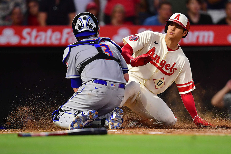 本塁で捕手と接触したエンゼルス・大谷翔平【写真：ロイター】