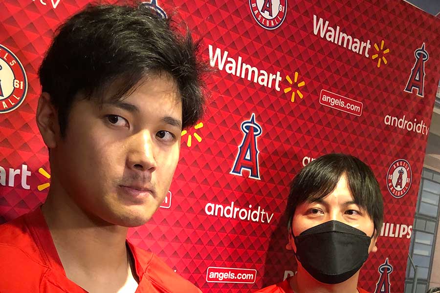 マリナーズ戦後に取材に応じたエンゼルス・大谷翔平【写真：木崎英夫】