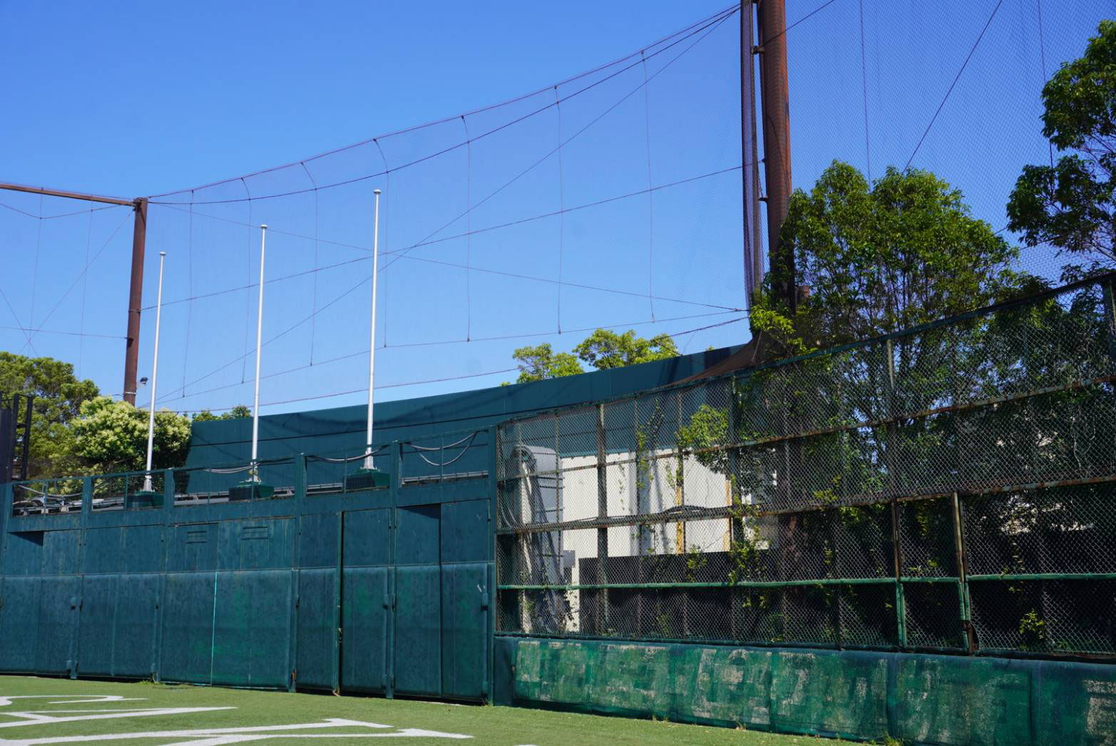現在も残る川崎球場の外野フェンスと金網【写真：宮脇広久】