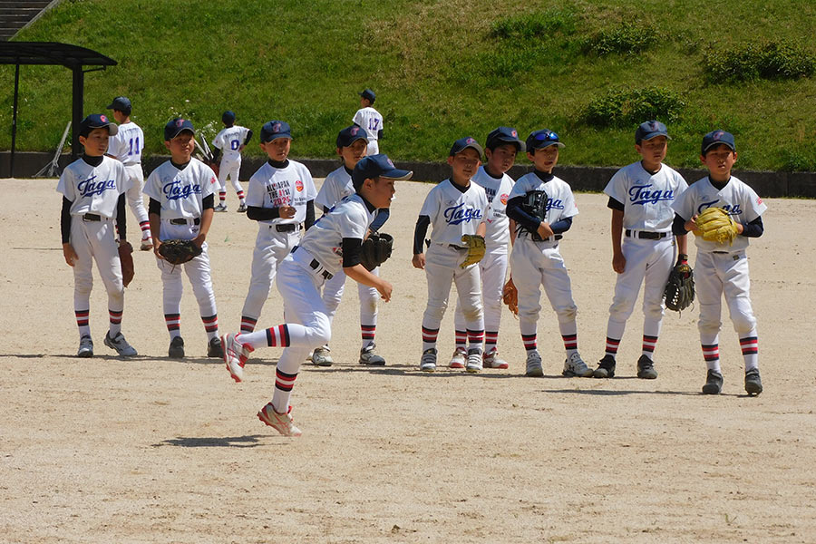 ノックを受ける多賀少年野球クラブの選手たち【写真：間淳】