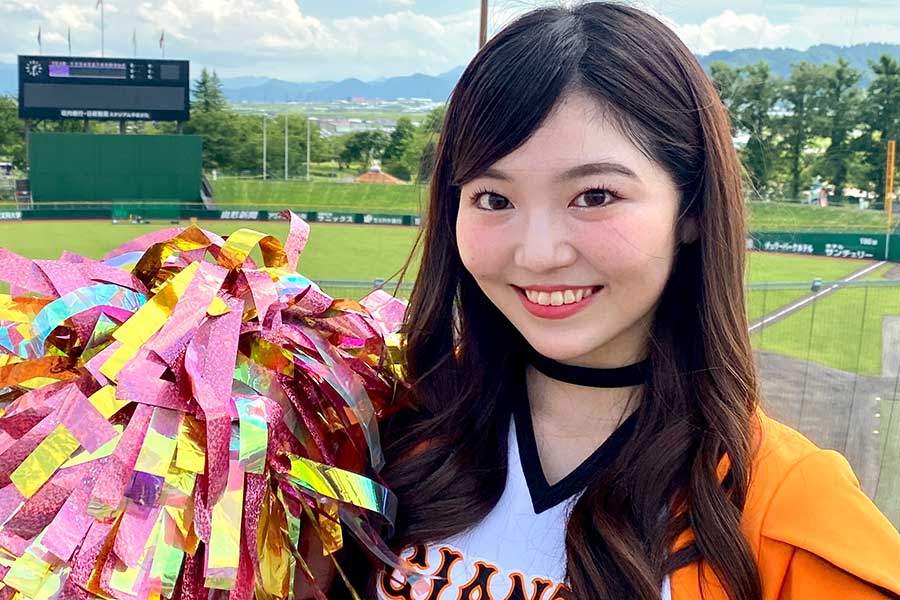 ミュージカルの経験をグラウンドでも披露する“歌姫”こと石鳥まいさん【写真：球団提供】