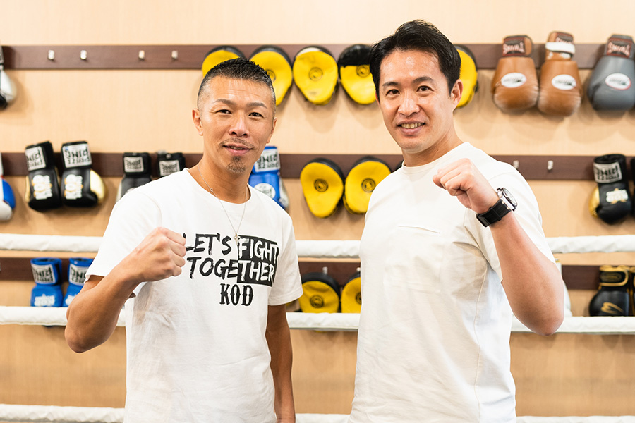 元ボクシング世界王者の内山高志さん（左）と五十嵐亮太さんの「同級生対談」が実現【写真：荒川祐史】