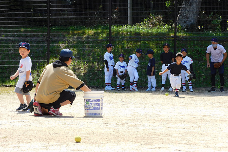 滋賀にある多賀少年野球クラブの練習風景【写真：間淳】