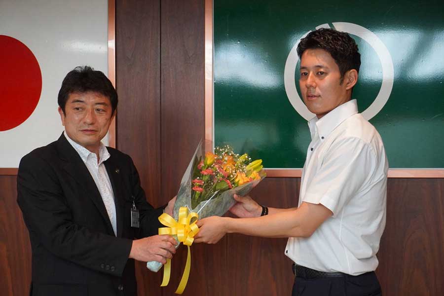 6月22日に高野律雄・府中市長（左）を表敬訪問した永野将司【写真：宮脇広久】