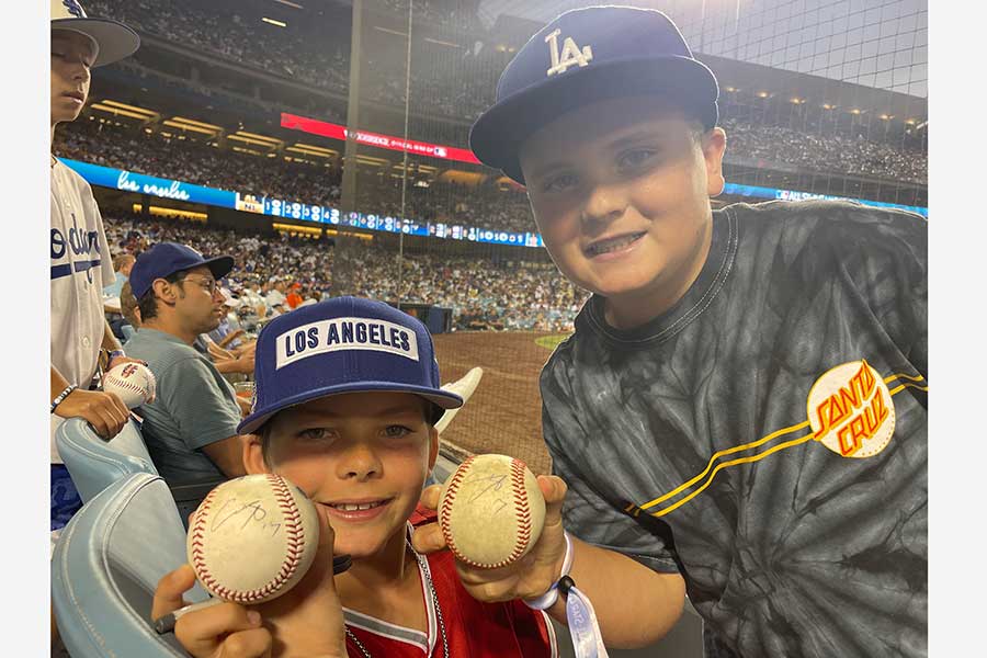 オールスターで大谷翔平からサインをもらった少年たち【写真：小谷真弥】