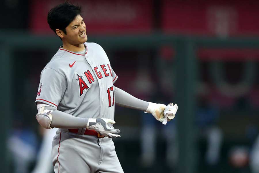 二塁上で苦悶の表情を浮かべるエンゼルス・大谷翔平【写真：Getty Images】