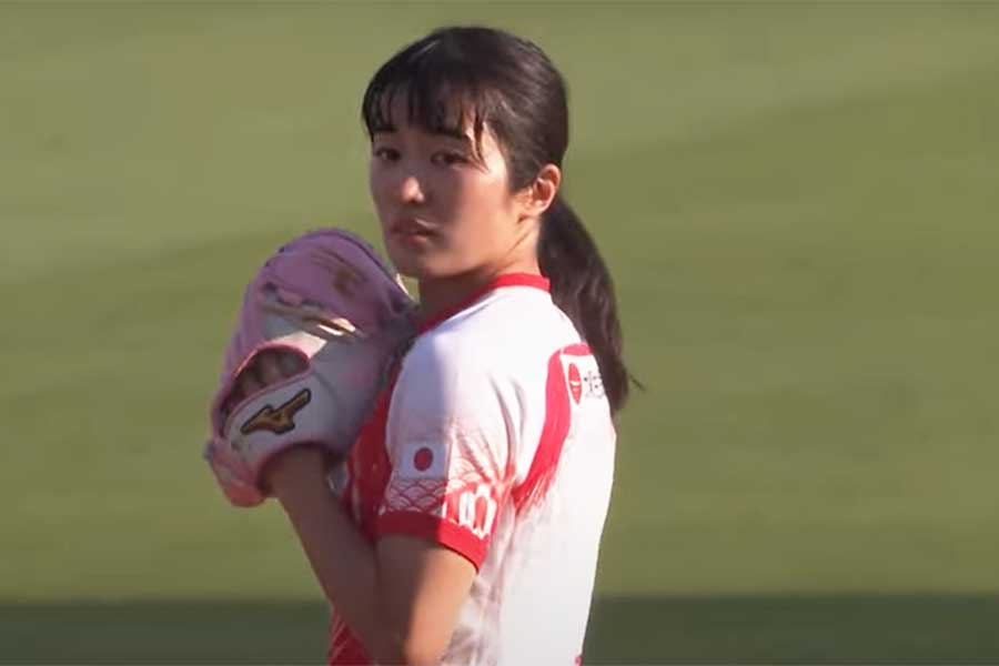 始球式に登場した女子ラグビー日本代表の堤ほの花さん【画像：パーソル パ・リーグTV】
