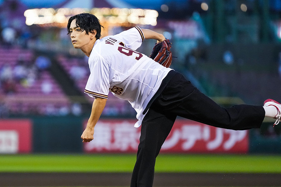 始球式を行った俳優の黒羽麻璃央さん【写真提供：楽天野球団】