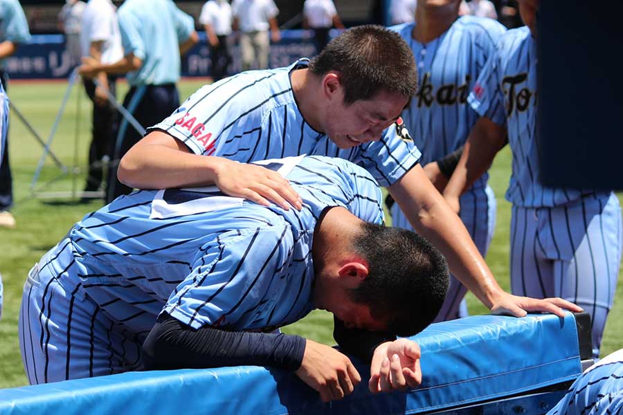 神奈川大会決勝で敗れ、涙を流す東海大相模ナイン【写真：大利実】