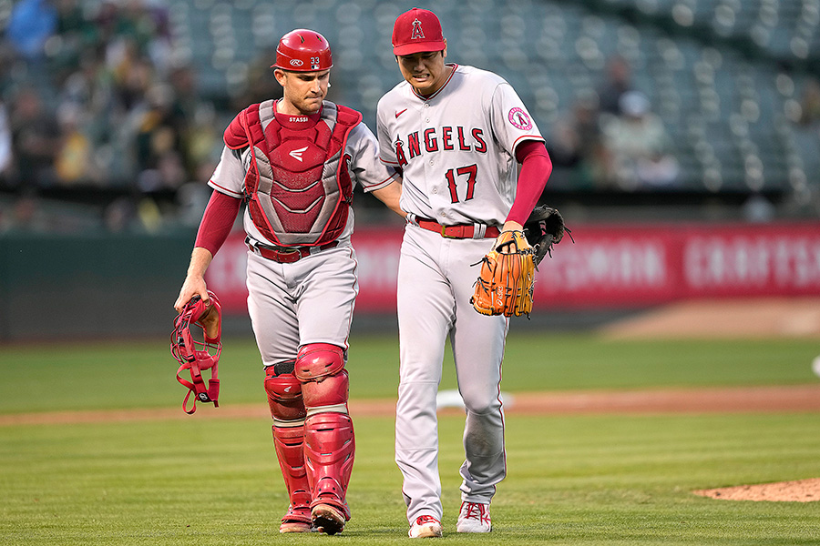 左足を引きずってダグアウトに戻るエンゼルス・大谷翔平（右）【写真：Getty Images】