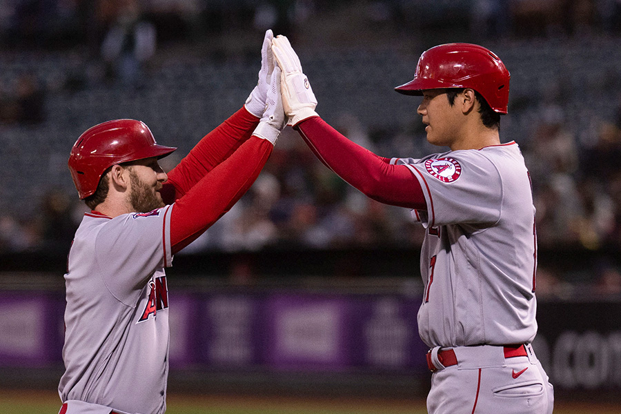 2桁勝利＆2桁本塁打を達成したエンゼルス・大谷翔平（右）【写真：ロイター】