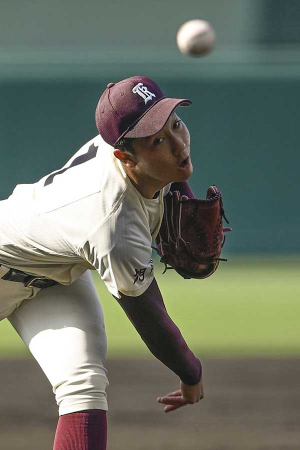 大阪桐蔭戦に先発した旭川大高・池田翔哉【写真：共同通信社】