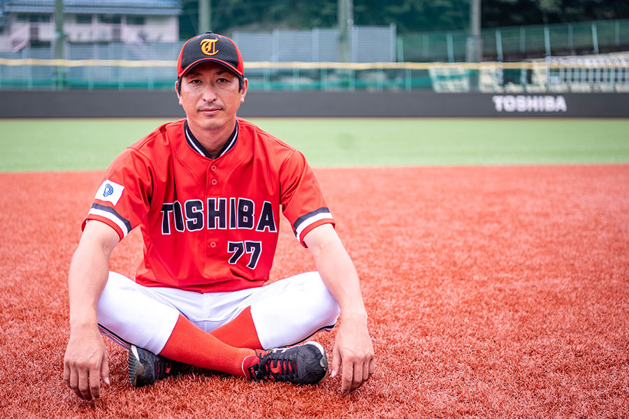 東芝野球部でコーチを務める新垣勇人さん【写真：中戸川知世】