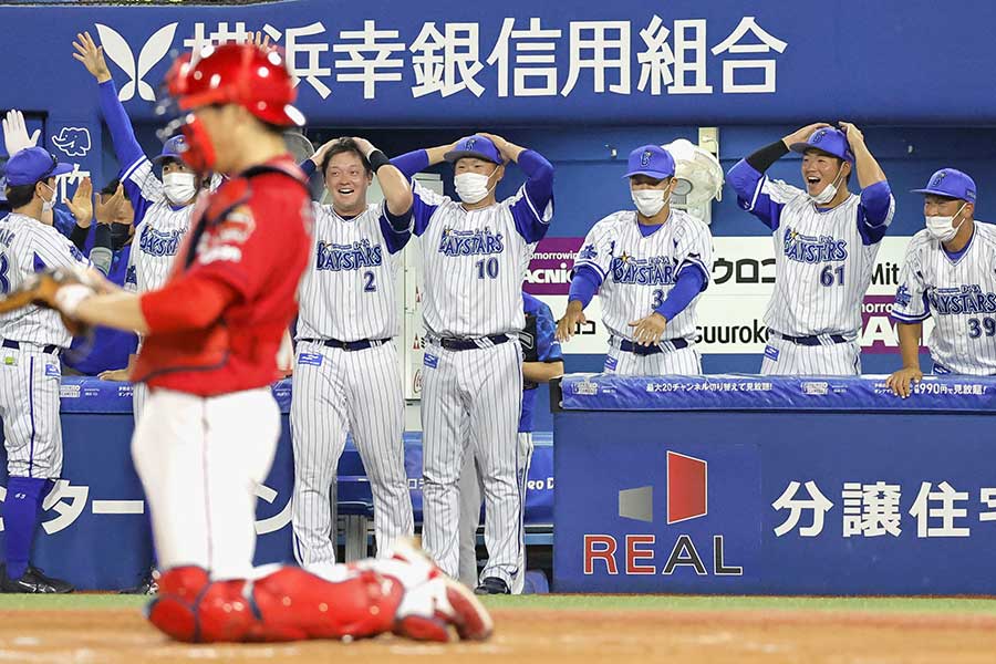 京山のプロ初本塁打に驚くDeNAベンチの様子【写真：共同通信社】