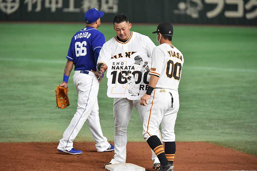 中日戦で通算1000打点を達成した巨人・中田翔【写真：小林靖】