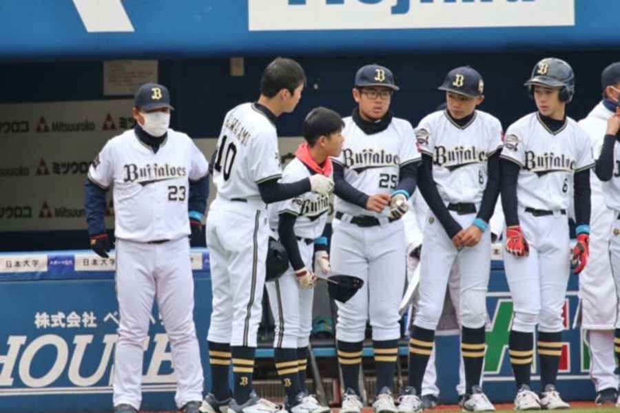 現在はオリックスの球団職員を務める小川博文氏（左端）【写真：球団提供】