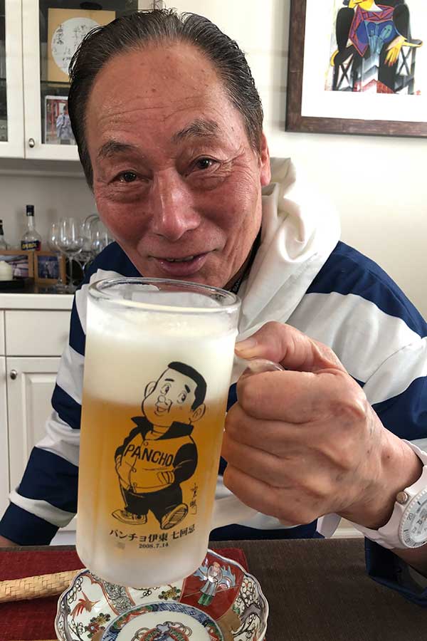 漫画家の水島新司氏が描いたパンチョ伊東氏七回忌の記念グラスにビールを注いだ桂ヨネスケさん【写真：木崎英夫】