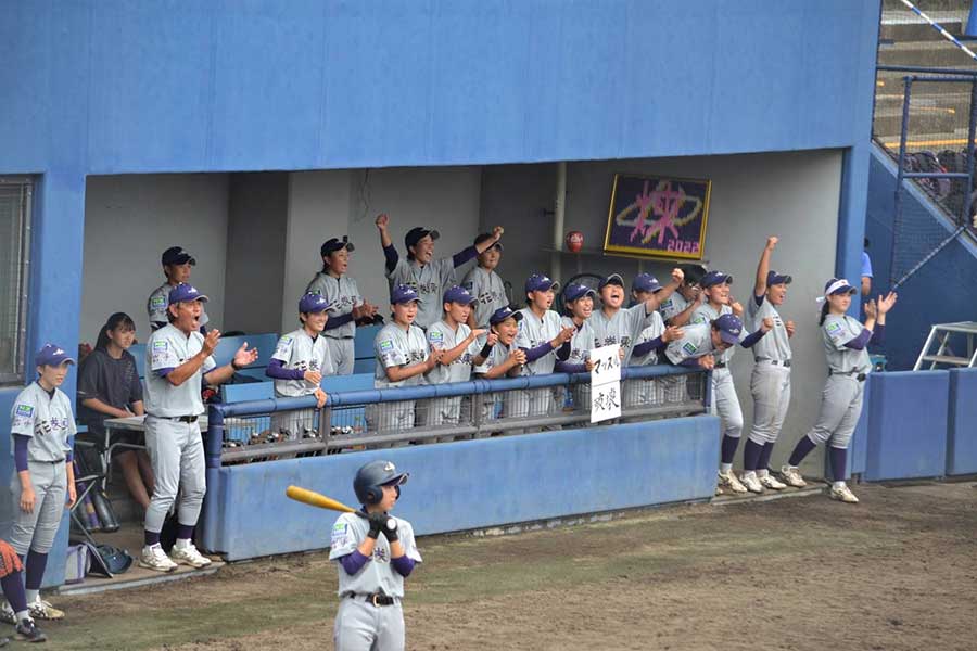 決勝戦を戦い、盛り上がる花巻東ベンチ【写真：佐々木亨】