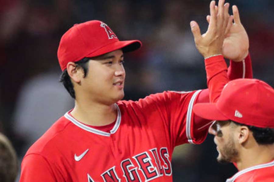 試合後にハイタッチするエンゼルス・大谷翔平【写真：Getty Images】