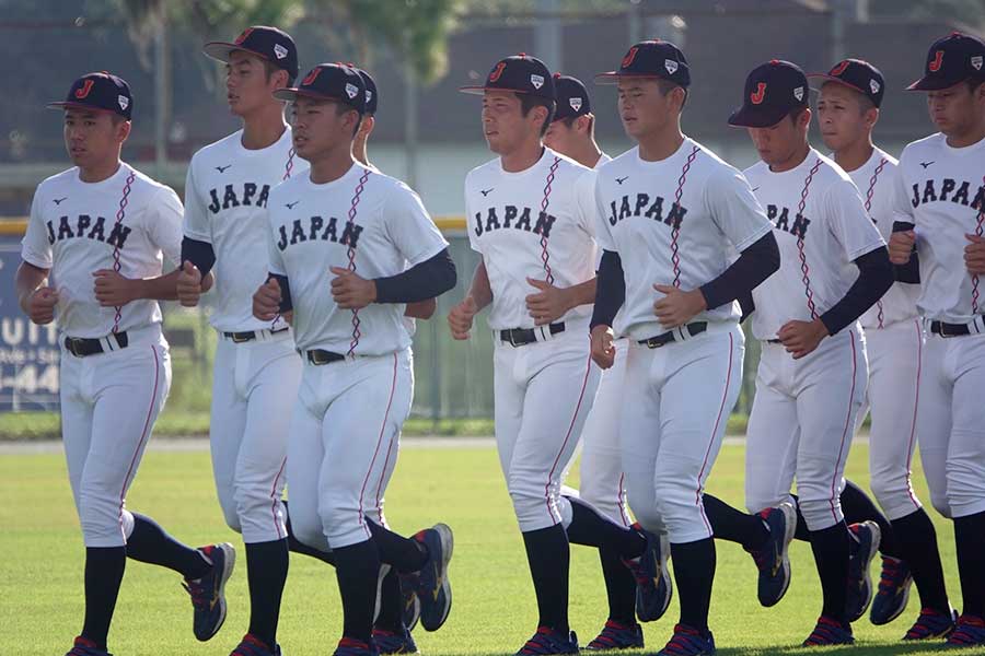 練習で汗を流す侍ジャパンU-18代表【写真：川村虎大】