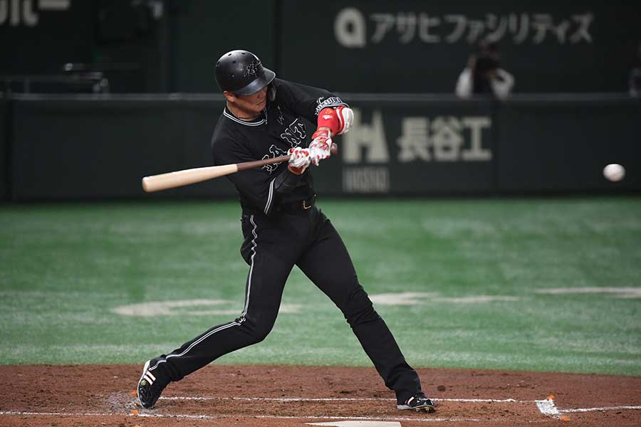 第1打席で通算2186安打となる中前打を放った巨人・坂本勇人【写真：小林靖】