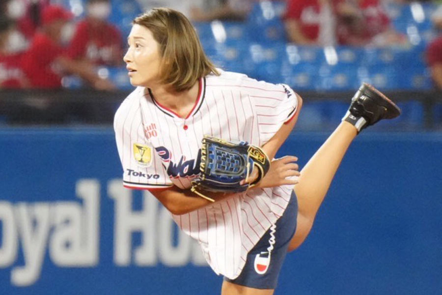 始球式を務めた元バレーボール日本代表の狩野舞子さん【写真：荒川祐史】