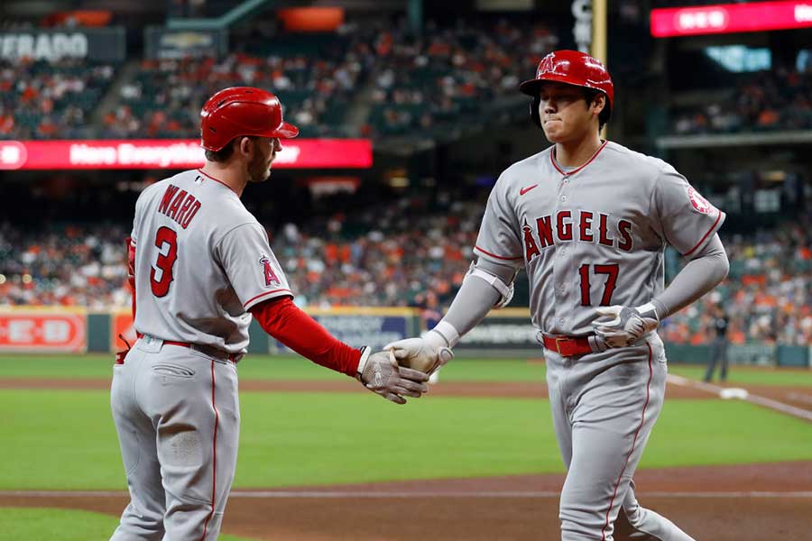 敵地アストロズ戦で34号を放ったエンゼルス・大谷翔平（右）【写真：Getty Images】