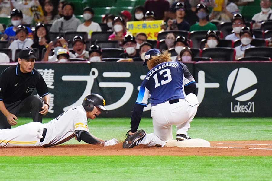 オーバーランで戻れずアウトになるソフトバンク・柳田悠岐【写真：荒川祐史】