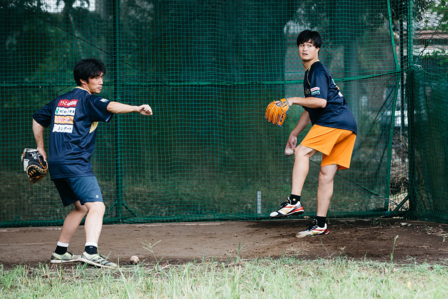 吉川光夫投手兼コーチ（左）とともにブルペンでフォームをチェック【写真：編集部】