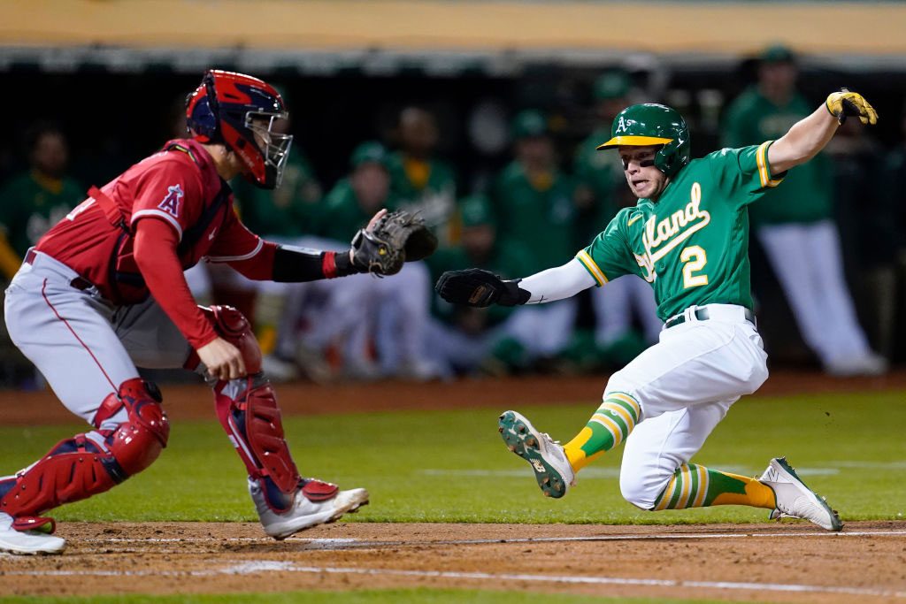 アスレチックス戦でマスクを被ったエンゼルスのローガン・オーハッピー【写真：Getty Image】