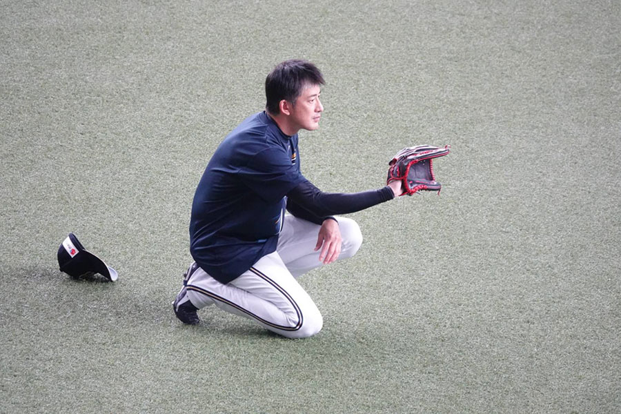 座ってボールを受けるオリックス・能見篤史【写真：橋本健吾】