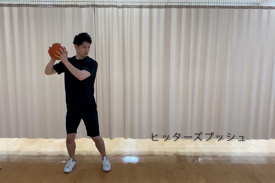 メディシンボールを使用したトレーニング【写真提供：慶友整形外科病院リハビリテーション科】