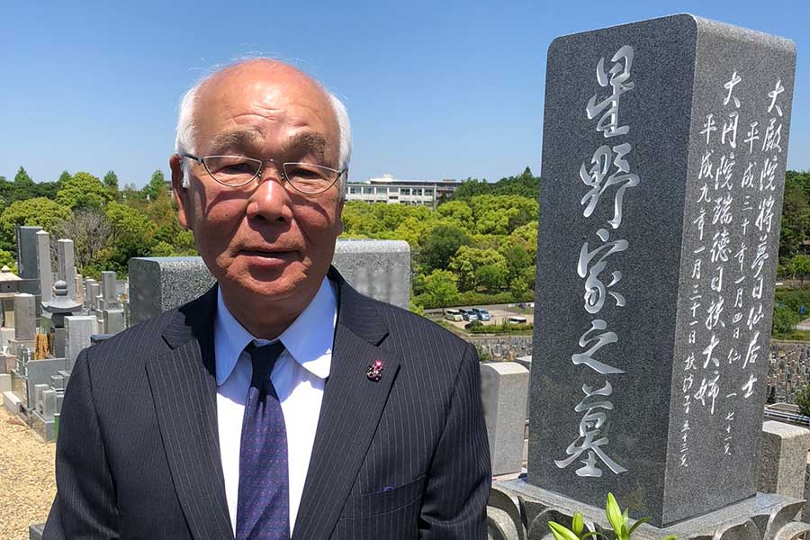 星野仙一氏の墓前に立つ早川実氏（一部加工）【写真：本人提供】