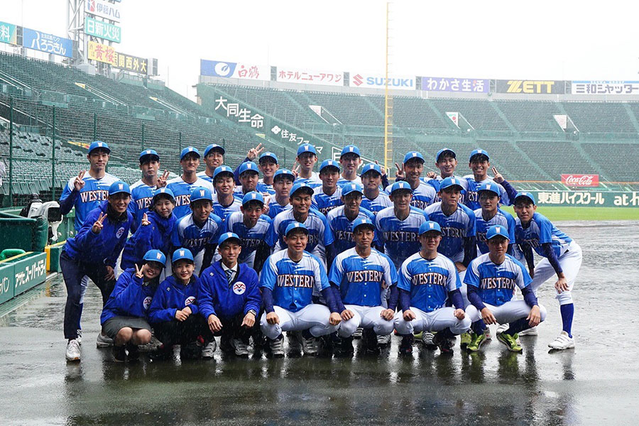 西日本選抜の選手たち【写真：荒川祐史】