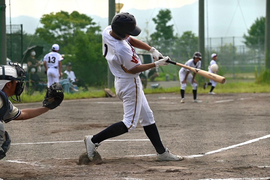 木製バットでプレーする中学軟式野球のクラブチーム「新潟クラウン」【写真提供：新潟クラウン】