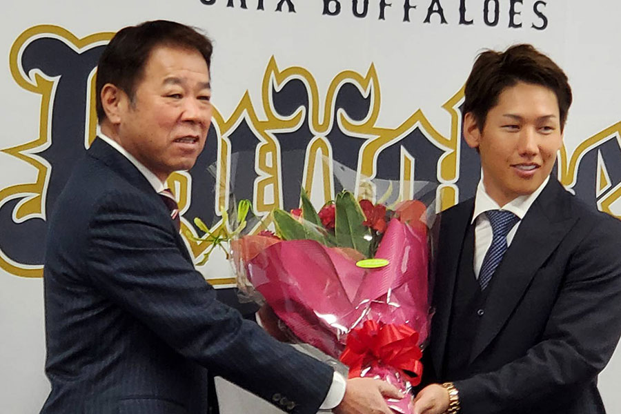 記者会見を開いたレッドソックス・吉田正尚（右）とオリックス・福良淳一GM【写真：山口真司】