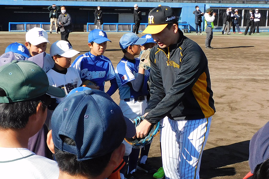 ショートバウンドの捕り方を伝える阪神・岩崎優【写真：間淳】