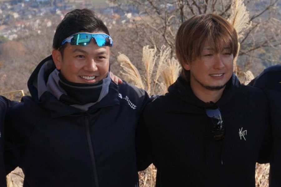 登山トレーニングを行ったDeNA・山崎康晃（左）と三嶋一輝【写真：宮脇広久】