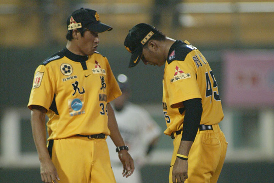 中信時代の横田久則氏（左）【写真提供：職業棒球雑誌】
