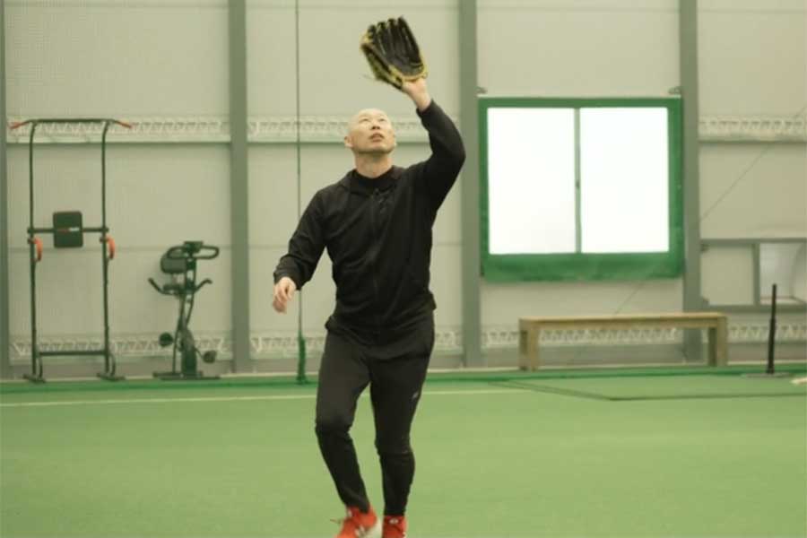 森本稀哲氏が外野フライ捕球の“極意”を実践【写真：編集部】