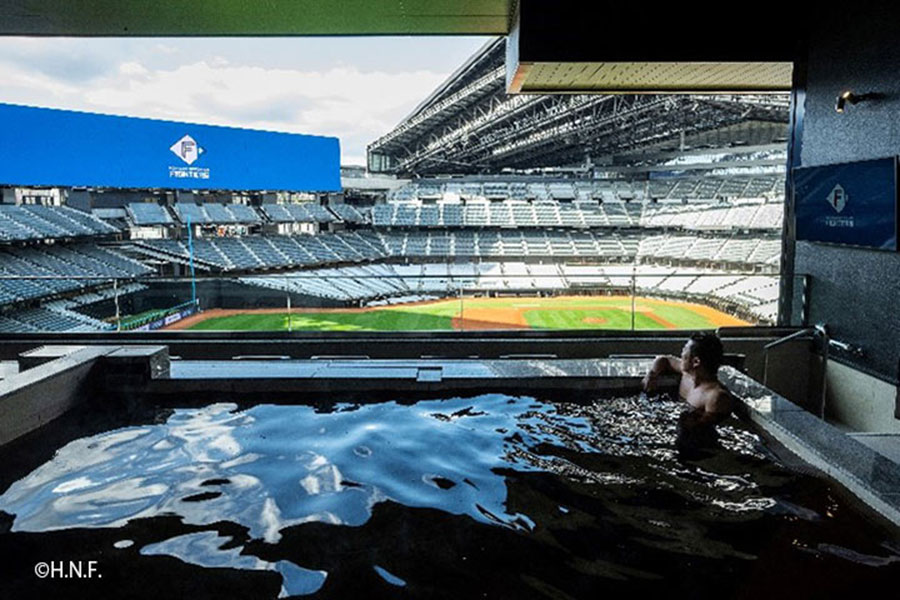 世界初の球場内温泉から野球観戦もできる【写真：球団提供】