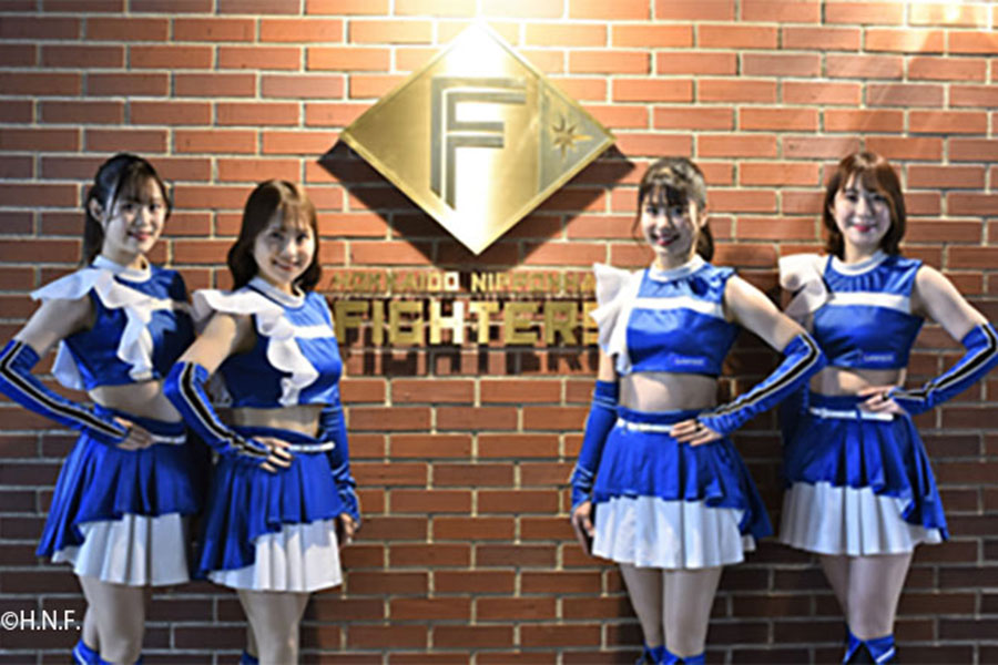 ファイターズガールのアテンドによるスタジアムツアーも開催される【写真：球団提供】